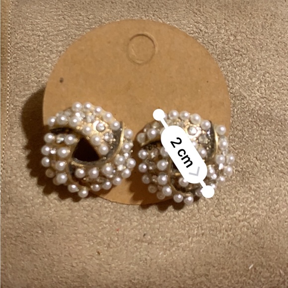 ⭐️*2/$10*⭐️Faux seed pearl and gold twist knot earrings-BRAND NEW - Picture 3 of 4